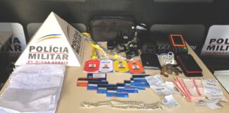 Suspeito de estelionato, com ligações com grupo de São Paulo, é preso em Ouro Preto Legenda Material apreendido pelos policiais - Foto PMMG