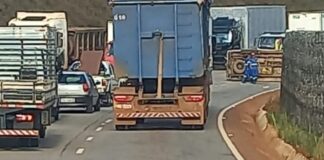 Caminhonete de Ouro Preto tomba no desvio da BR-356 Caminhonete de Ouro Preto tomba no desvio da BR-356