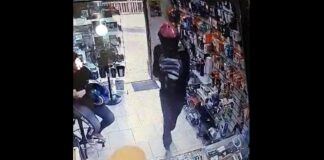 Bandido armado e usando capacete rosa rouba loja na Vila Gonçalo, em Itabirito; veja vídeo