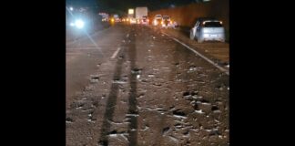 Derramamento de sucata causa transtornos na BR-040, em Itabirito Derramamento de sucata causa transtornos na BR-040, em Itabirito