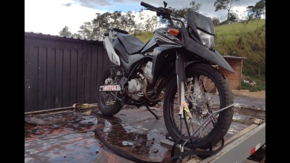 Itabirito: moto é apreendida pela PM por suspeita de ser usada em manobras perigosas