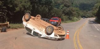 Itabirito, BR-356: carro capota na Serra da Santa Itabirito, BR-356: carro capota na Serra da Santa
