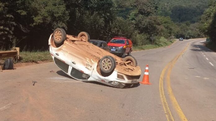 Itabirito, BR-356: carro capota na Serra da Santa