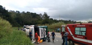 Carreta tomba na BR-381 e motorista fica com traumatismo cranioencefálico e fêmures fraturados Carreta tomba na BR-381 e motorista fica com TCE e fratura os fêmures
