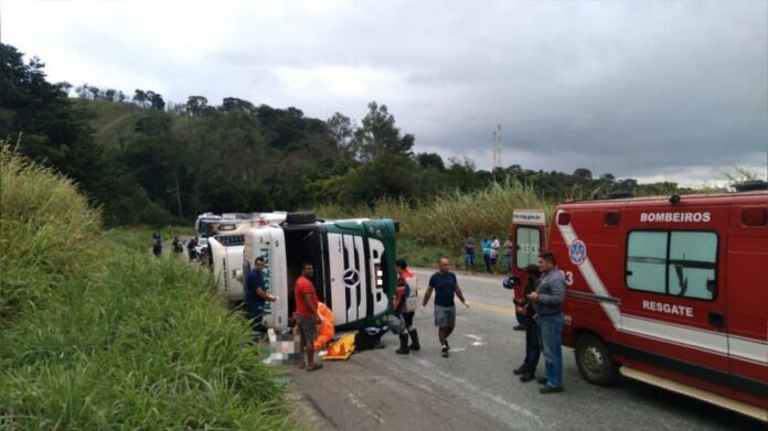 Carreta tomba na BR-381 e motorista fica com TCE e fratura os fêmures