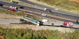 Vídeo flagra momento em que carreta tomba na BR-365 Vídeo flagra momento em que carreta tomba na BR-365