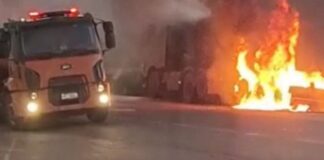 Itabirito: carreta com minério pega fogo na BR-356 e Brigada age com rapidez; veja vídeo Itabirito: carreta com minério pega fogo na BR-356 e Brigada age com rapidez; veja vídeo