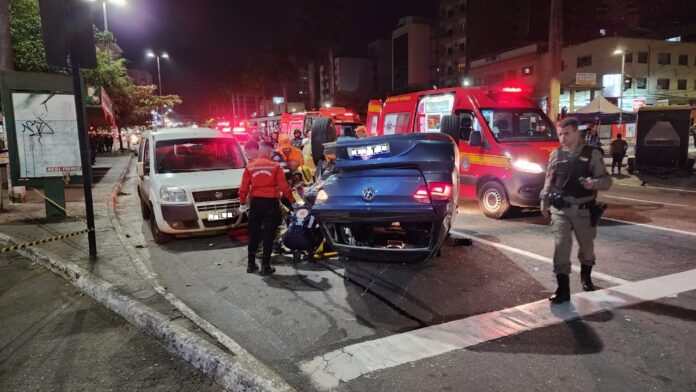 Avenida de Conselheiro Lafaiete: acidente envolve 3 veículos sendo que 1 deles chegou a capotar