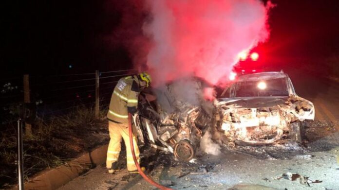 MGC-120: acidente provoca incêndio em carros e vítima morre carbonizada; veja fotos