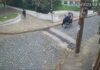 Ouro Preto: vídeo flagra motociclista, com criança na garupa, atropelando pedestre Ouro Preto: vídeo flagra motociclista, com criança na garupa, atropelando pedestre
