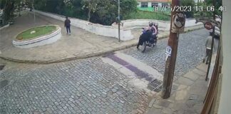Ouro Preto: vídeo flagra motociclista, com criança na garupa, atropelando pedestre Ouro Preto: vídeo flagra motociclista, com criança na garupa, atropelando pedestre