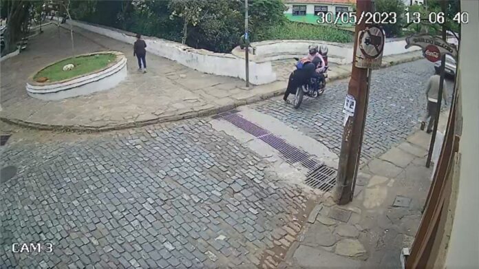 Ouro Preto: vídeo flagra motociclista, com criança na garupa, atropelando pedestre