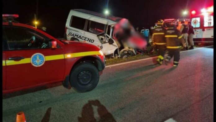 Choque violento na BR-381 entre van e caminhão deixa 6 feridos; veja fotos