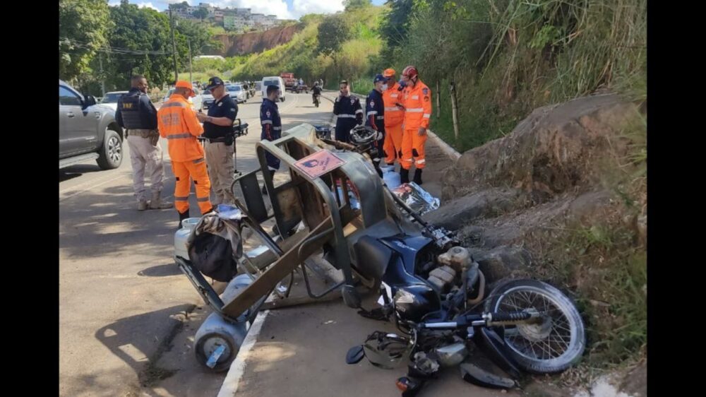 Duas pessoas morrem em acidente entre ambulância e moto na BR-251
