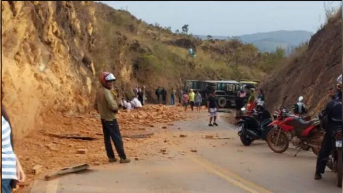 Saída para BR-040, Serra da Moeda: vítima morre e outra tem perna amputada em acidente