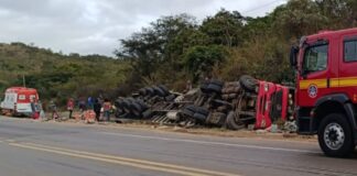 Caminhão tomba e motorista morre na BR-251 Caminhão tomba e motorista morre na BR-251