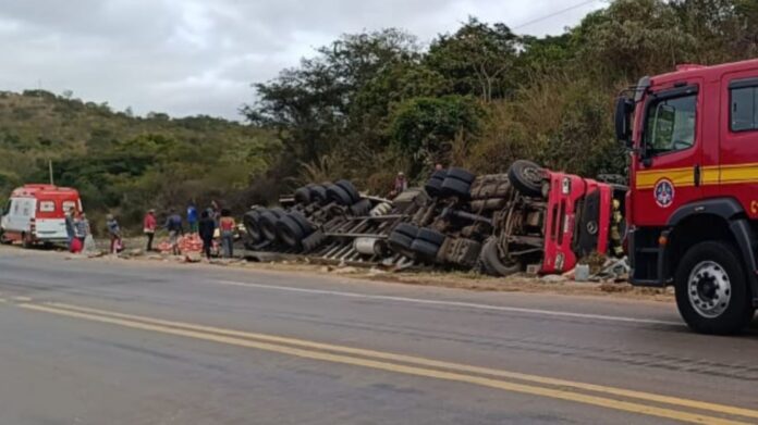 Caminhão tomba e motorista morre na BR-251  