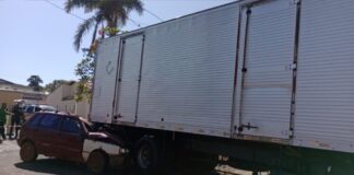 BH: carro bate na traseira de caminhão-baú e mata motorista idosa BH: carro bate na traseira de caminhão-baú e mata motorista idosa