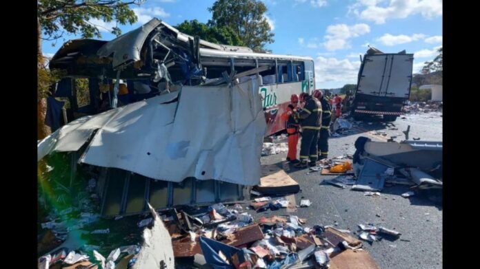 3 mortos: ônibus e carreta batem de frente na MGC-135