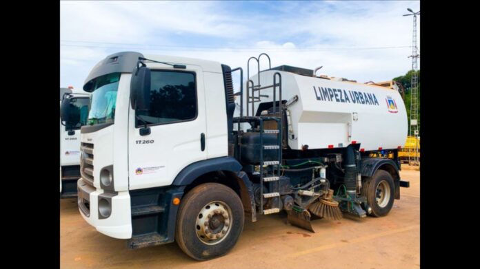 Prefeitura de Itabirito compra caminhão equipado com sistema de varredeira mecânica