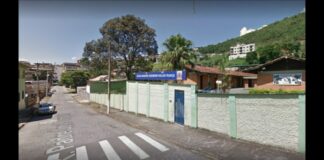 Sujeito com faca surta perto da Escola Hallais França, em Itabirito, e populares arrancam a arma dele Sujeito com faca surta perto da Escola Hallais França, em Itabirito, e populares arrancam a arma dele