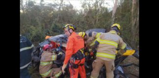 Motorista morre e 4 pessoas ficam feridas em acidente entre carreta e carro na MGC-122 Motorista morre e 4 ficam feridos em acidente entre carreta e carro na MGC-122