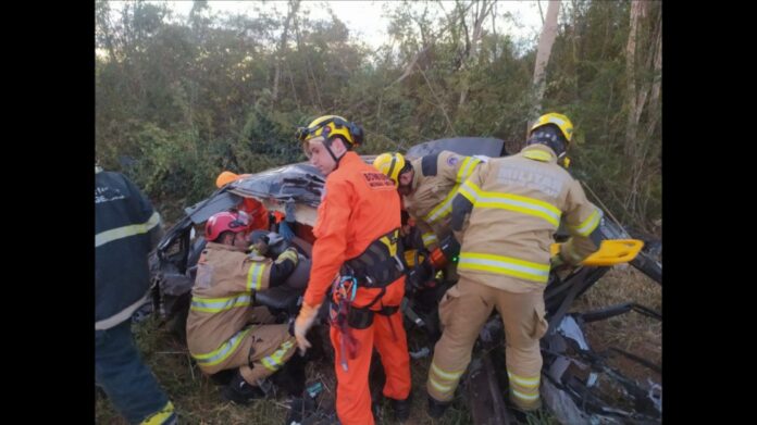 Motorista morre e 4 ficam feridos em acidente entre carreta e carro na MGC-122 