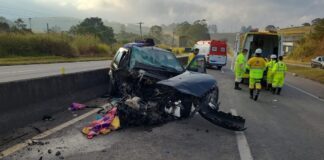 Carro bate violentamente na traseira de carreta na BR-040 e mulher fica presa às ferragens Carro bate violentamente na traseira de carreta na BR-040 e mulher fica presa à ferragens