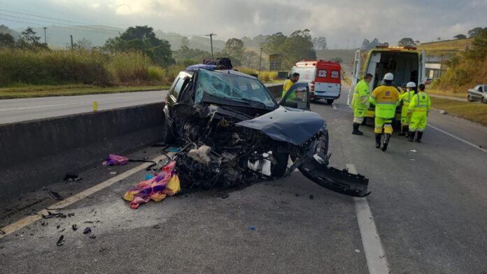 Carro bate violentamente na traseira de carreta na BR-040 e mulher fica presa à ferragens