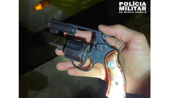 Mariana: PM prende homem por porte ilegal de arma