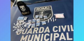 Itabirito: GM acha 92 pedras de crack e outras drogas escondidas atrás dos banheiros do Poliesportivo Itabirito: GM acha 92 pedras de crack e outras drogas escondidas atrás dos banheiros do Poliesportivo