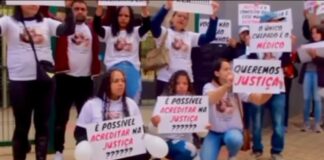 Ouro Preto: pais de bebê de seis meses morta são soltos Familiares protestaram na frente do fórum pedindo liberdade e a soltura da jovem. Foto - divulgação.