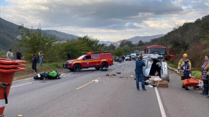 BR-356: choque violento entre moto e carro perto do trevo de Ouro Preto; veja fotos