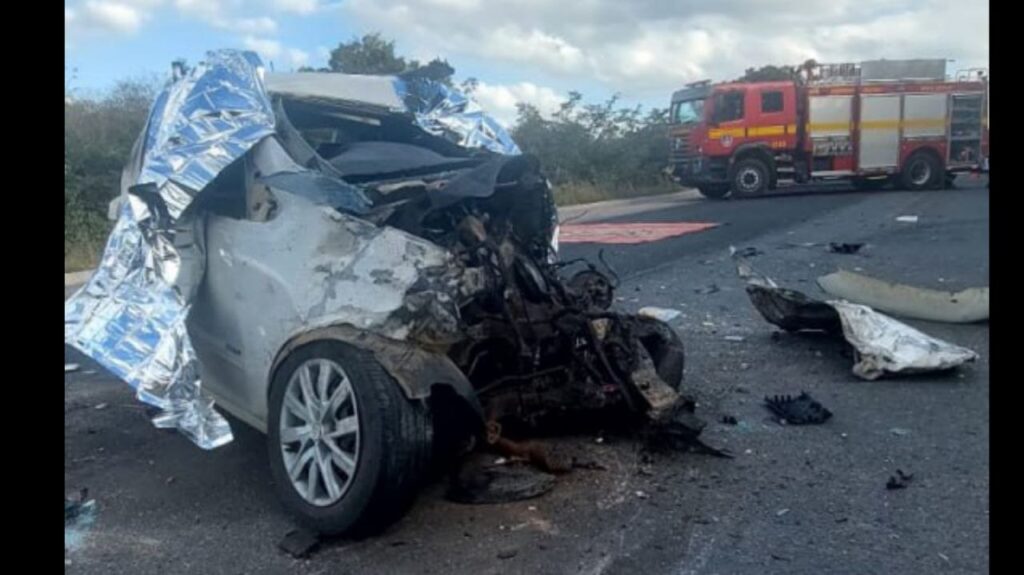 ACIDENTE FATAL NA BR-251: DUAS PESSOAS MORREM NA BATIDA ENTRE CARRO E  CARRETA BITREM