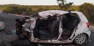 Acidente entre carreta e carro mata 2 na BR-251; veja fotos Acidente entre carreta e carro mata 2 na BR-251; veja fotos