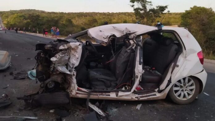 Acidente entre carreta e carro mata 2 na BR-251; veja fotos