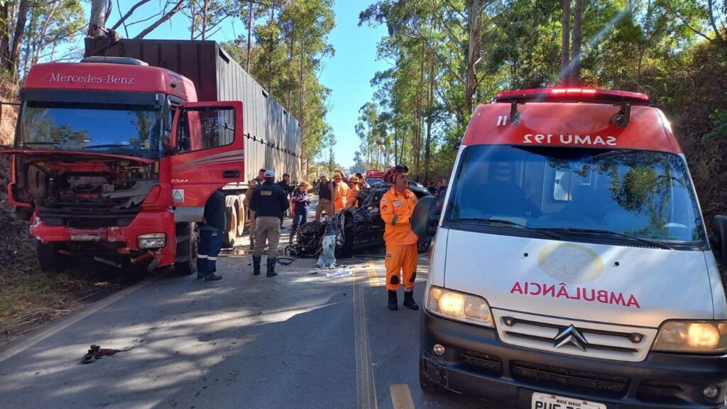 Acidente entre carro e carreta mata 3 na BR-494 