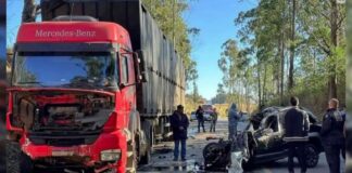 Acidente entre carro e carreta mata 3 na BR-494 Acidente entre carro e carreta mata 3 na BR-494