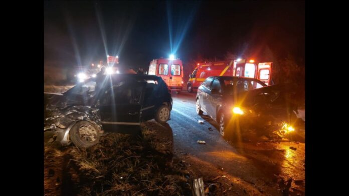 MGC-491: apesar da pancada violenta entre 2 carros, vítimas têm lesões leves  