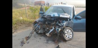 MGC-265: em acidente envolvendo caminhão, carro tem motor arrancado e projetado para fora da pista MGC-265: em acidente envolvendo caminhão, carro tem motor arrancado e projetado para fora da pista