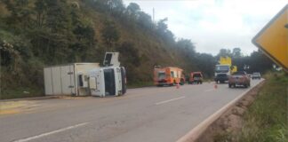 Itabirito: caminhão tomba na BR-356 Itabirito: caminhão tomba na BR-356