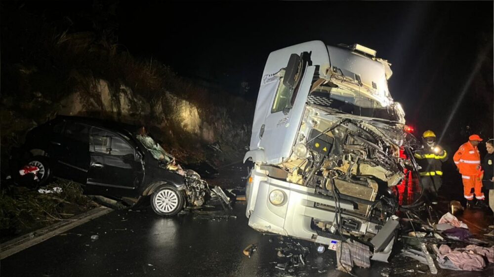 BR-381: acidente entre caminhões e carro mata um motorista e deixa feridos; veja fotos