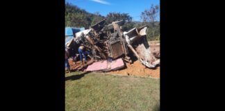 Nova Lima: motorista morre após caminhão bater violentamente em poste Caminhão bate violentamente em poste em Nova Lima; helicóptero dos bombeiros socorre motorista