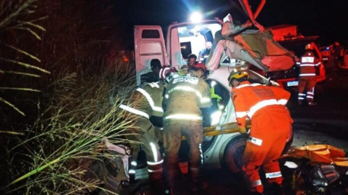 Homem fica gravemente ferido após acidente entre caminhão e carro na BR-381     