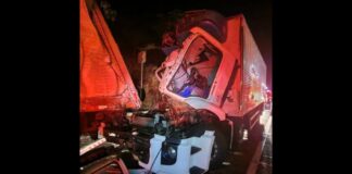 Colisão entre carreta e caminhão deixa motorista preso às ferragens na BR-050; veja fotos Colisão entre carreta e caminhão deixa motorista preso às ferragens na BR-050; veja fotos