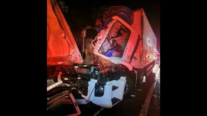 Colisão entre carreta e caminhão deixa motorista preso às ferragens na BR-050; veja fotos