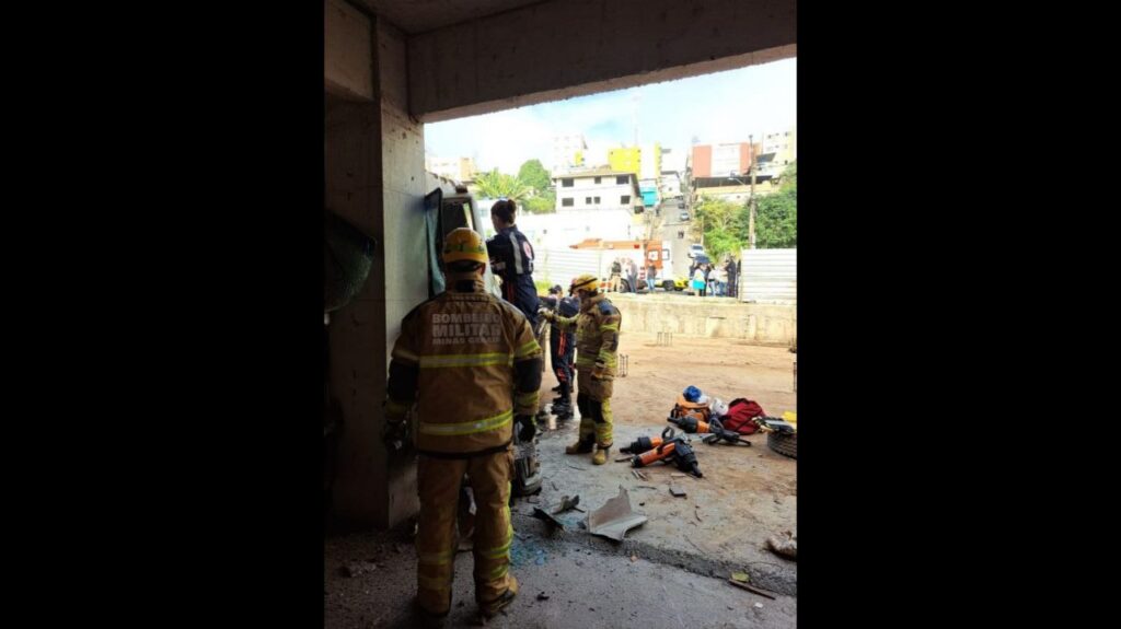 Caminhão invade edifício em obras e motorista morre, em Conselheiro Lafaiete