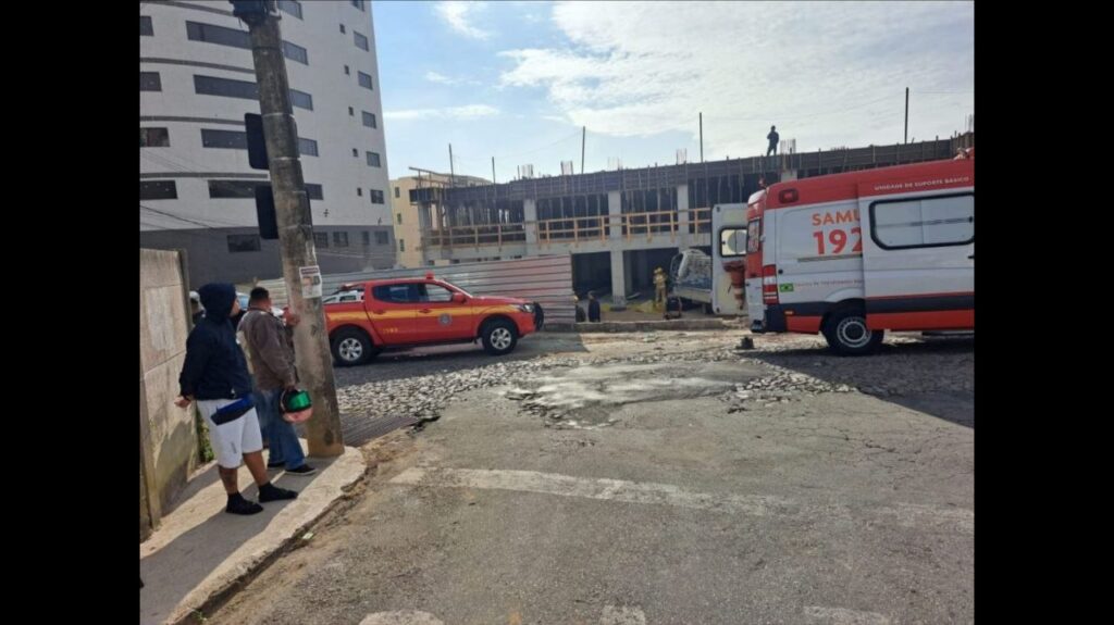 Caminhão invade edifício em obras e motorista morre, em Conselheiro Lafaiete