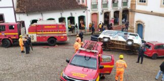 Ouro Preto: caminhonete desce desgovernada a Rua das Flores, atinge veículos e fere pessoas Ouro Preto: caminhonete desce desgovernada a Rua das Flores, atinge veículos e fere pessoas