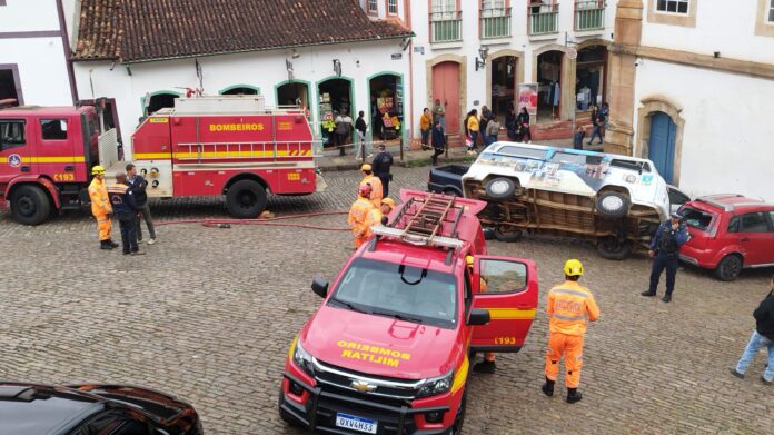 Ouro Preto: caminhonete desce desgovernada a Rua das Flores, atinge veículos e fere pessoas